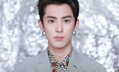 王鹤棣眯眼吃瓜视频,萌态十足引网友热议