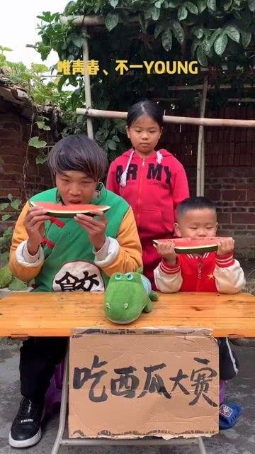 吃小瓜的搞笑视频大全集,欢乐无限