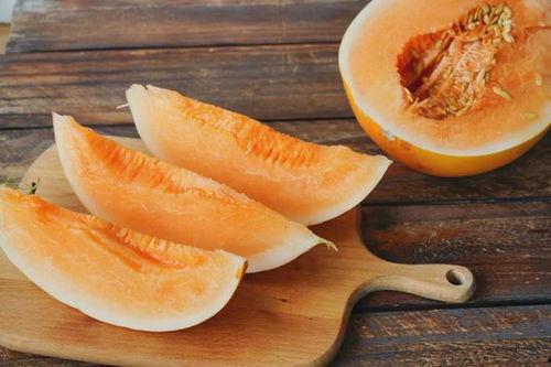 小女孩吃蜜瓜视频,小女孩品尝蜜瓜的纯真快乐