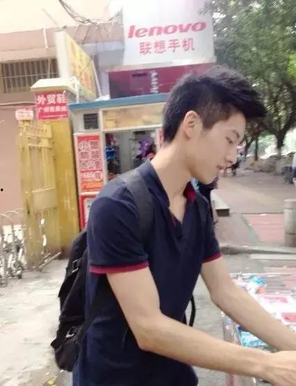 帅哥地摊吃瓜视频,帅哥与瓜果的甜蜜邂逅