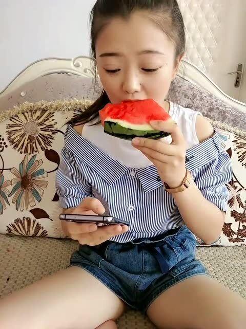 带娃偷闲吃瓜视频大全,笑看视频大全，欢乐时光尽在此处