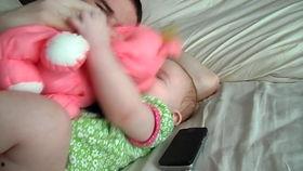 萌娃翘二郎腿吃瓜视频,萌态十足引网友热议